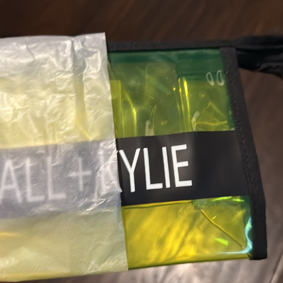 💄New! Kendall & Kylie Translucent Makeup Bag - Picture 13 of 13